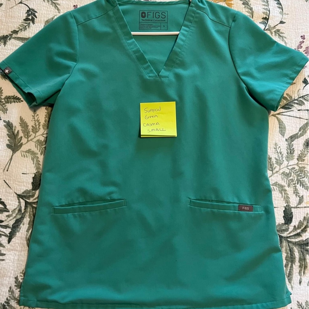 Figs like new Casma top surgical green small